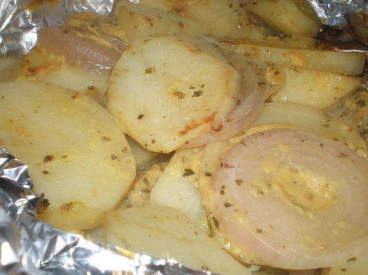 gegrilde aardappel- en uienpakketten