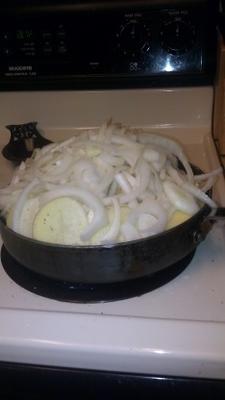 koekenpan varkenskoteletten met ui en aardappelen