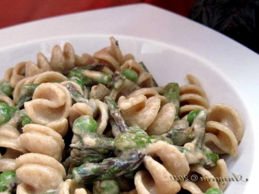 fusilli met limoensaus, asperges en erwten