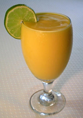 romige mango-limoensmoothie