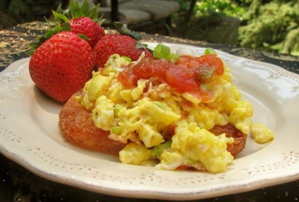 ww bacon, eieren en hash browns stapels