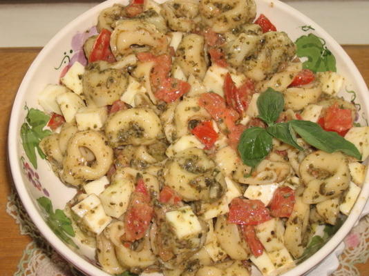 gemakkelijke tortellini pesto salade