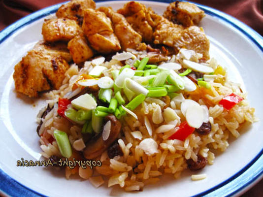 amandelen, champignons, rozijnen en rode peperpilaf