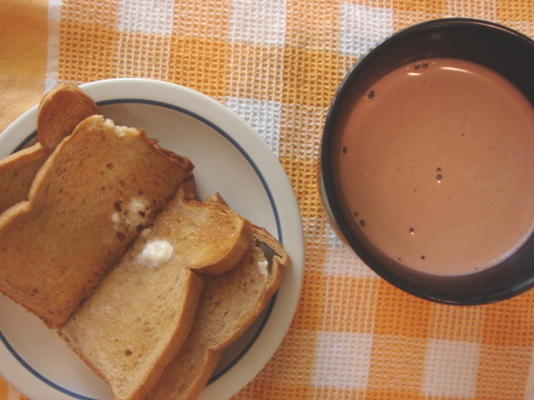 warme chocolademelk en toast