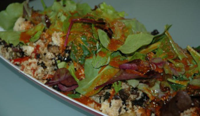 salade met geroosterde groenten en couscous met dressing in harissa-stijl