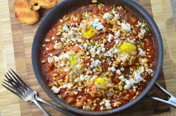 zongedroogde tomaat en zoete basilicum shakshuka ragu