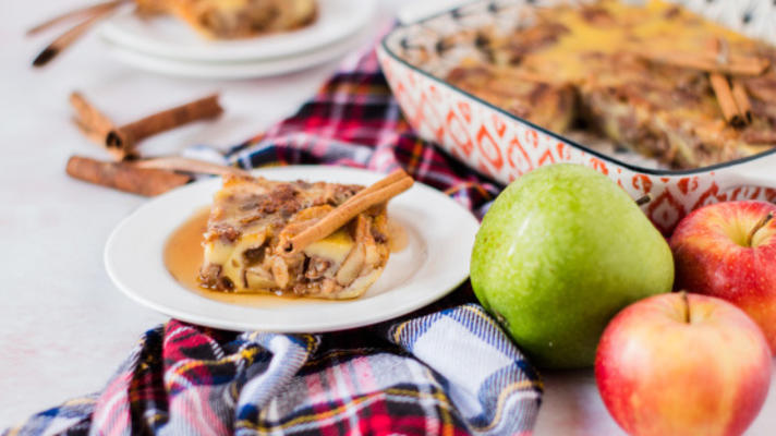 braadpan met ontbijt met appelen en pecannoten