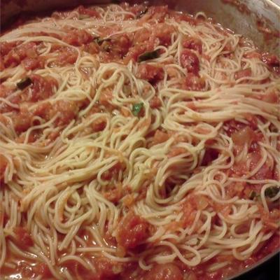 spaghetti met knoflook, kruiden en tomaten