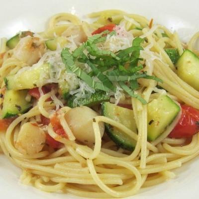 pasta met sint-jakobsschelpen, courgette en tomaten