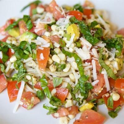 pasta met verse tomaten en maïs