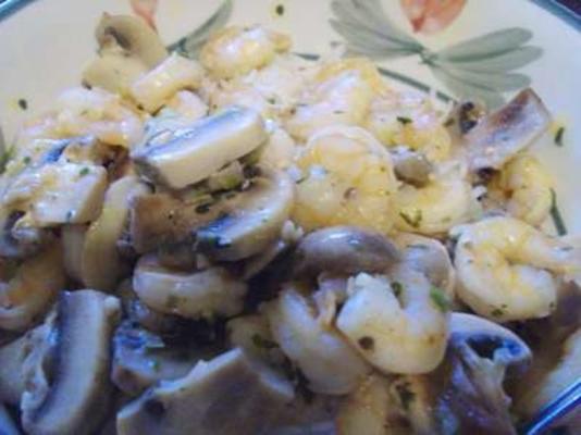 jumbo garnalen (garnalen) met champignons en uien