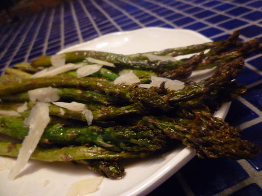 geroosterde asperges met bruine boter en pecorino