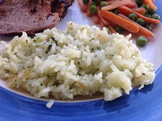 rijst met uien, knoflook en kruiden