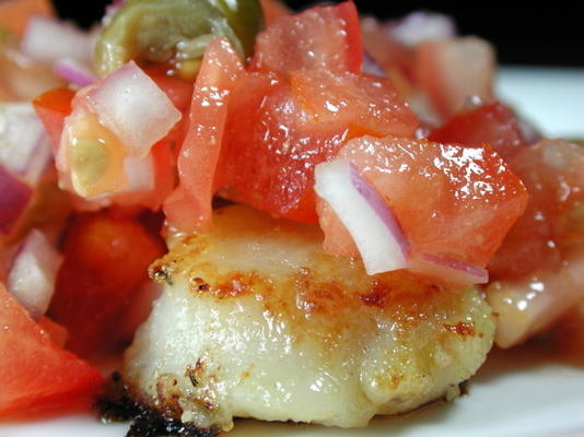 pan geschroeide sint-jakobsschelpen met verse tomaat kappertjes salsa
