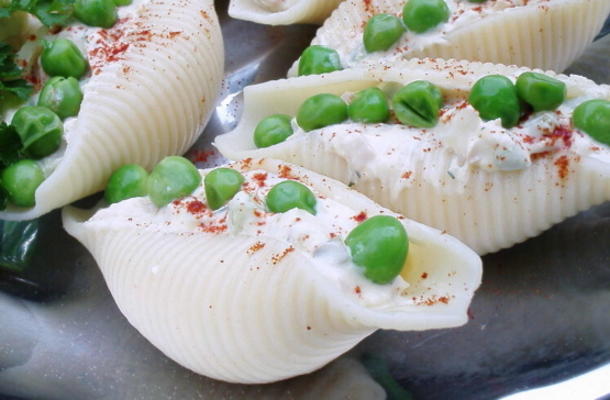 tonijn en erwtensalade in shells