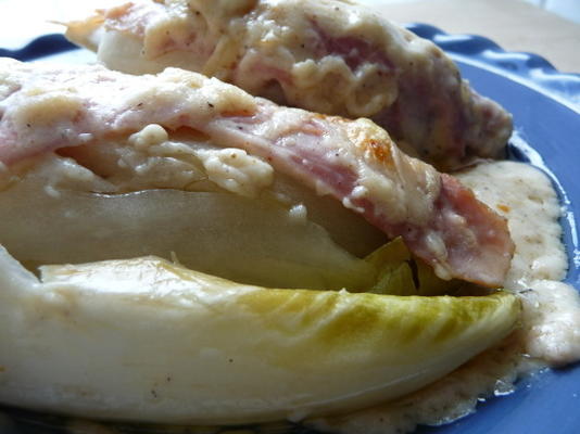 belgische andijvie gewikkeld in ham met kaas / lof met ham en kaas