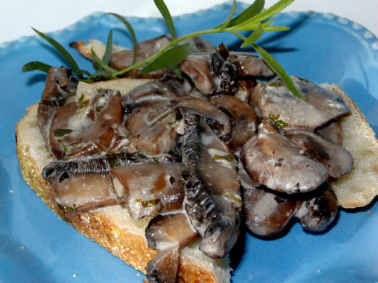 afgeroomde champignons op toast