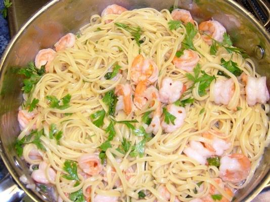 Linguine van garnalen met basilicum-lookboter