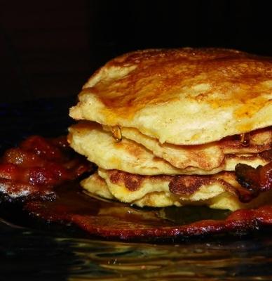 gebakken maisbrood met maïs en chilipepers