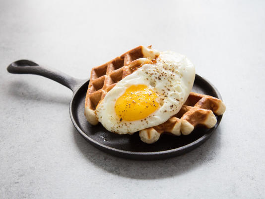 ahornsiroop gebakken eieren op wafels