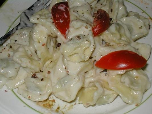 tortellini met romige geroosterde knoflooksaus