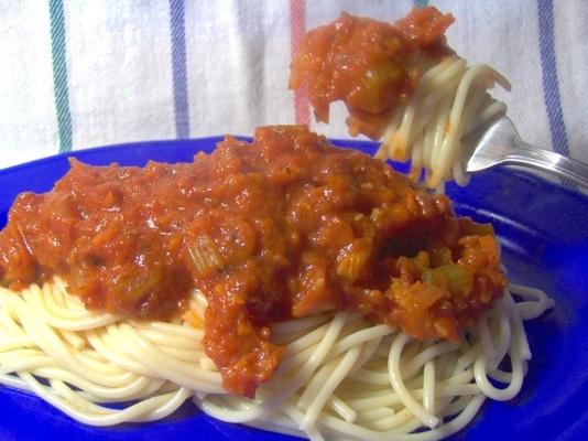 hoe kinderen kinderen hun spaghettisaus laten eten