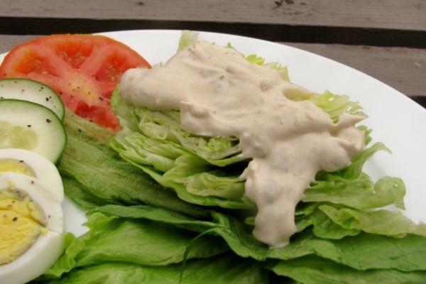 zelfgemaakte ranch dressing van de pionierster met ijsbergwiggen