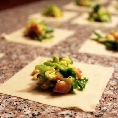 ontbijt potstickers met avocado en geitenkaas