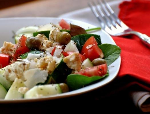 Griekse salade met feta en olijven