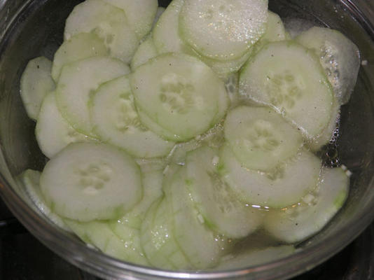 Kroatische eenvoudige komkommersalade