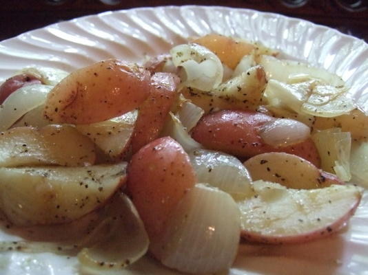 aluminiumfolie, rode aardappelen en uien