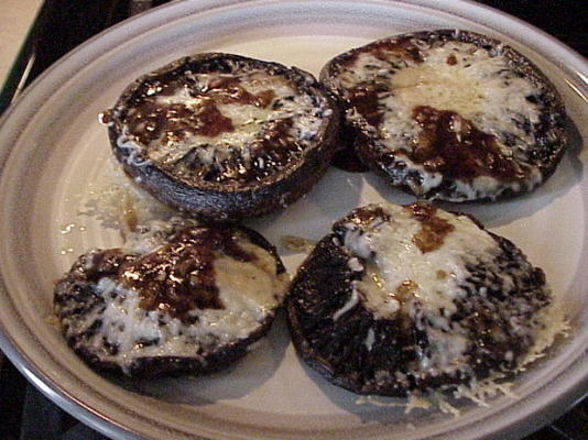 pan gebraad portabella paddenstoelen met dijon vinaigrette en asiago kaas