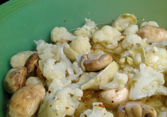 gemarineerde champignons, artisjokharten en bloemkoolsalade