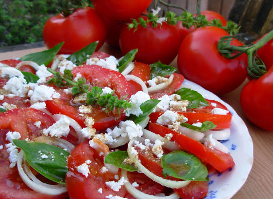 wijnstok gerijpte tomaat, zoete ui en basilicum salade