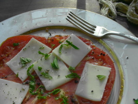 heirloom tomaat, mozzarella en basilicum bijgerecht