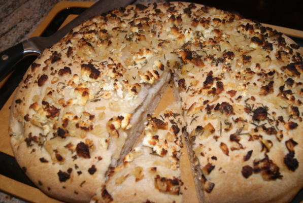 focaccia met uien, rozemarijn en fetakaas