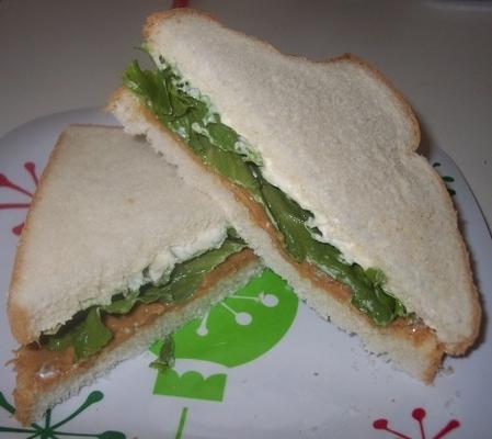 pindakaas, sla en mayo sandwich