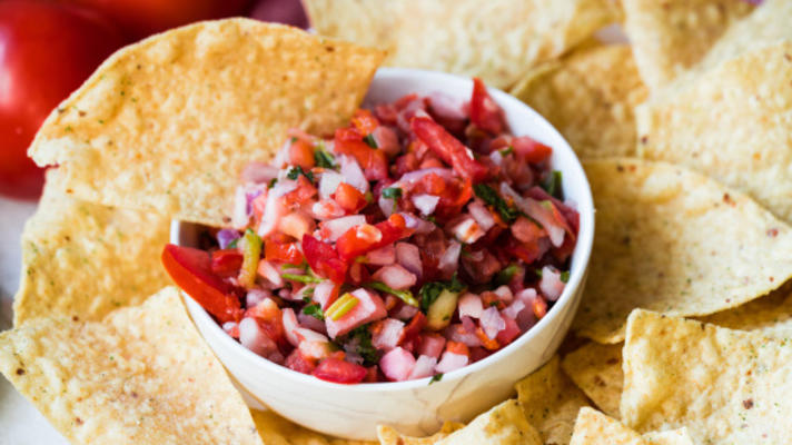 chipotle grill-geïnspireerde tomatillo-groene chili salsa