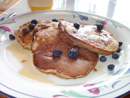 banaan pecan pannekoeken geserveerd met bessen