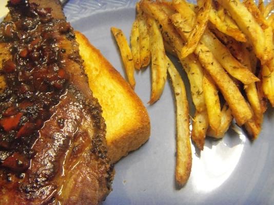 franse bistro steak op knoflook croutes en aardappel frites