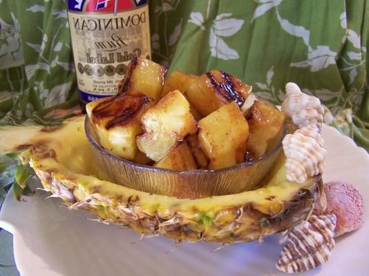geroosterde ananas met rum-saus