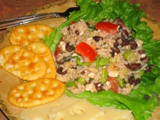 salade van rijst, zwarte bonen en feta