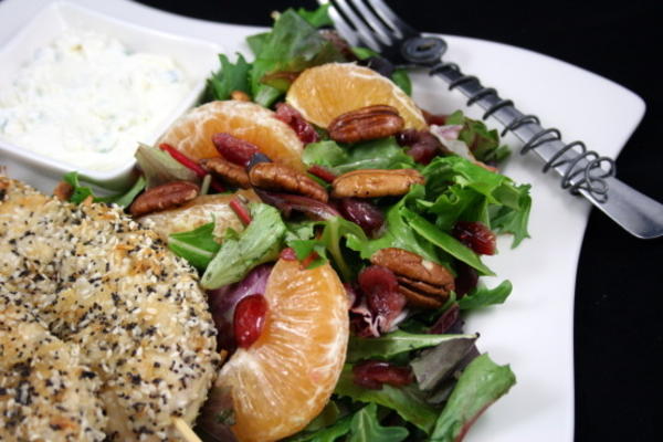 gemengde groene salade met sinaasappels, gedroogde veenbessen en pecannoten