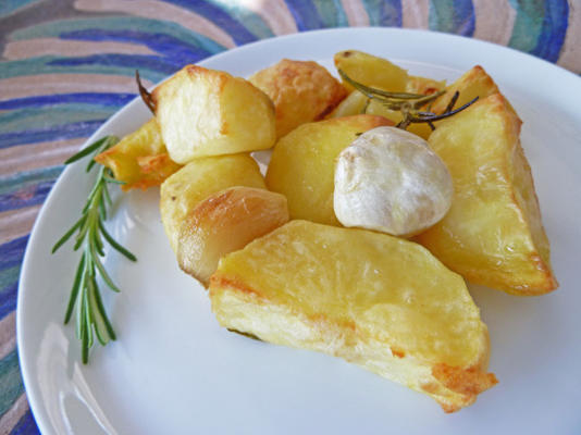geroosterde aardappelen met hele knoflook en rozemarijn