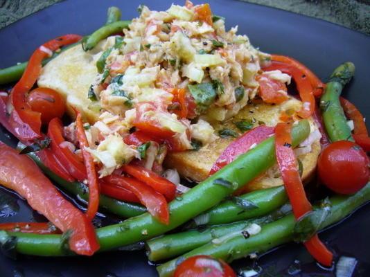 mediterrane tonijnsalade op gegrild tomatenkruidbrood