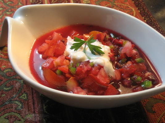 zomer gazpacho met knoflook komijnensaus