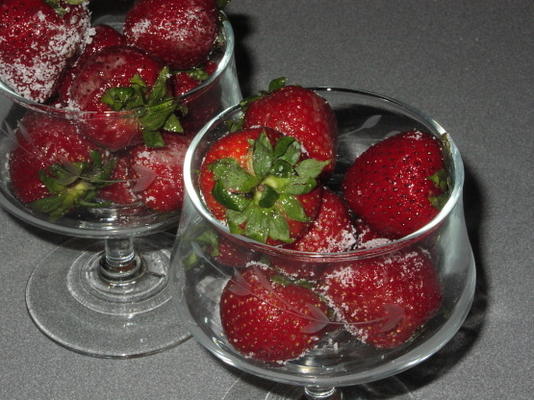aardbeien bestrooid met kardemom suiker