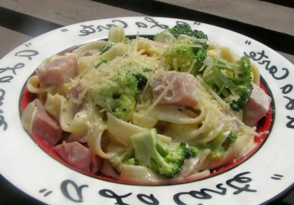 romige ham fettuccine (snel en eenvoudig)