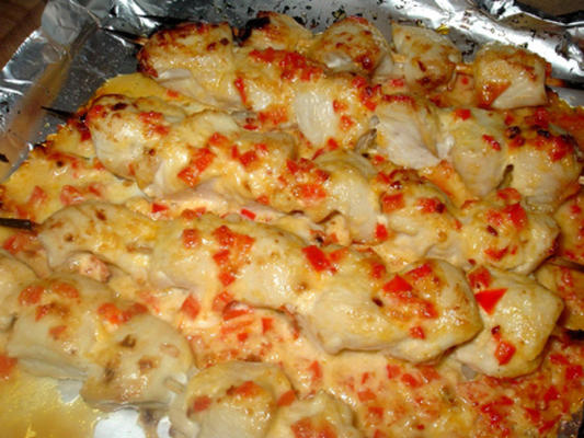 tapas - kip en geroosterde spiesen van rode paprika