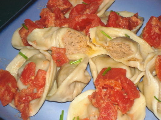 zelfgemaakte ravioli met tomatensaus